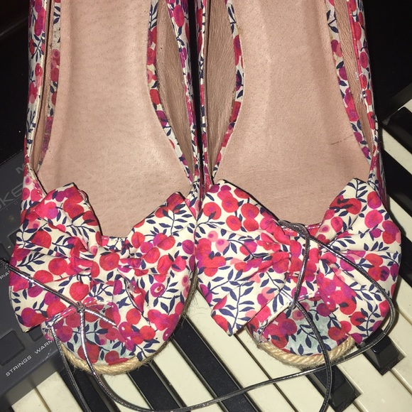 size 9 Lord & Taylor Liberty Art Fabrics wedge - Picture 6 of 6